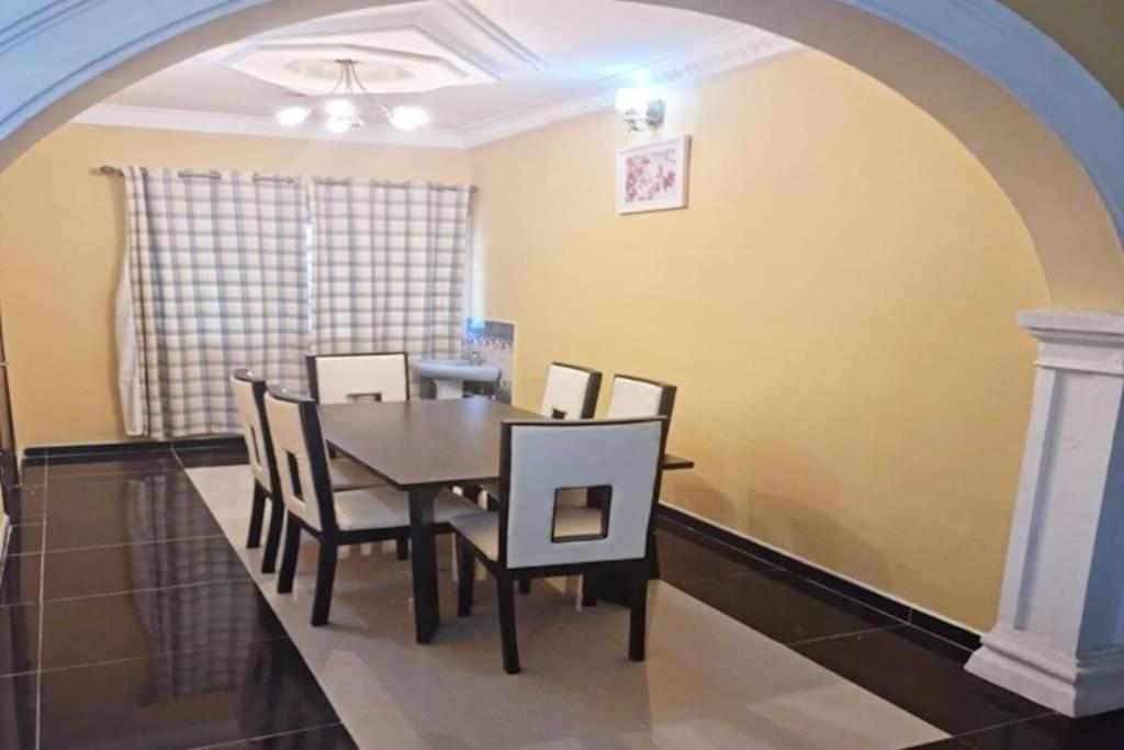 A Stunning 3 Bedroom Apartment In Okitipupa -6 Ppl Dış mekan fotoğraf