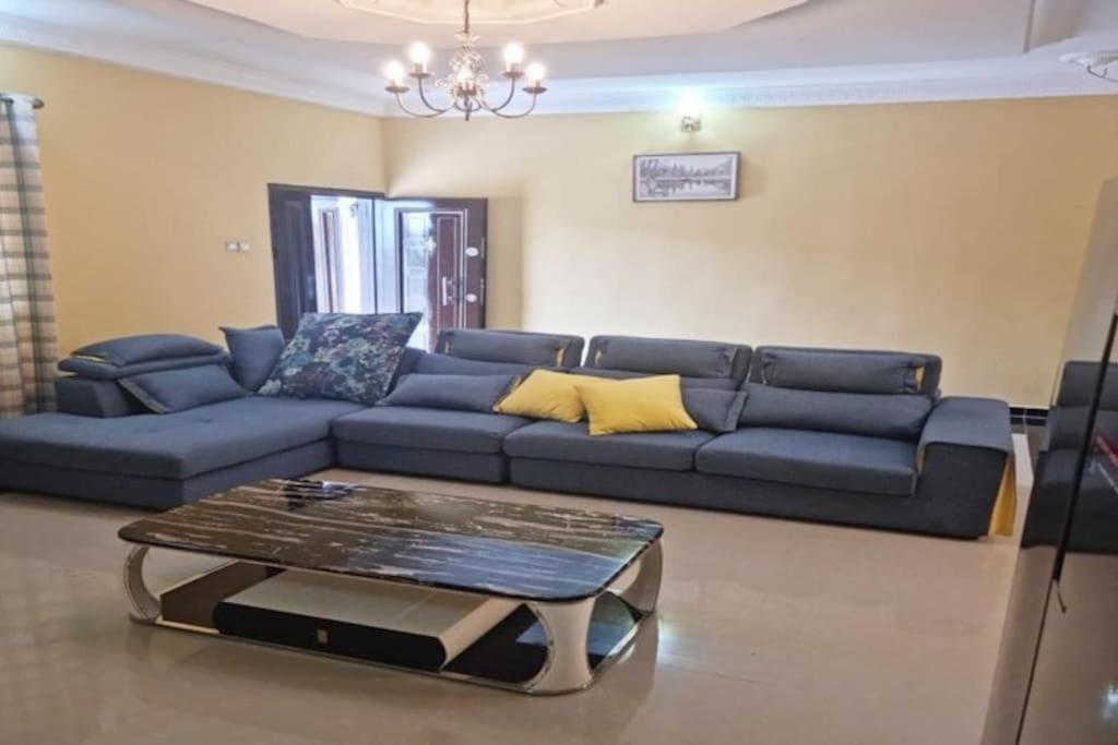 A Stunning 3 Bedroom Apartment In Okitipupa -6 Ppl Dış mekan fotoğraf